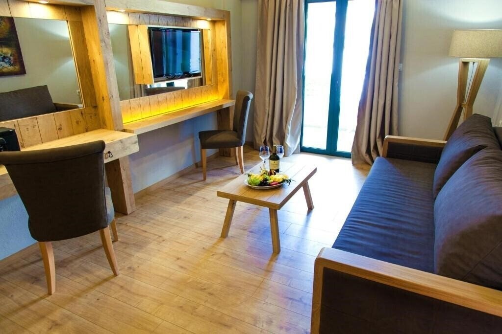 Imaginea Elmi Suites 4*