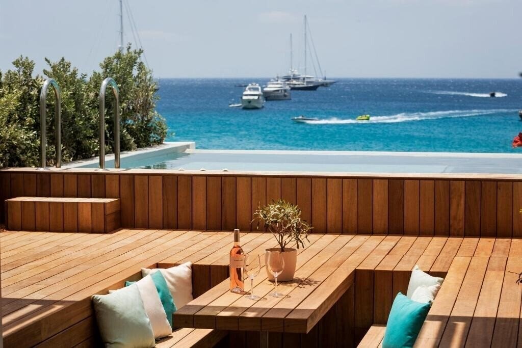 Imaginea Mykonos Dove Beachfront 5*