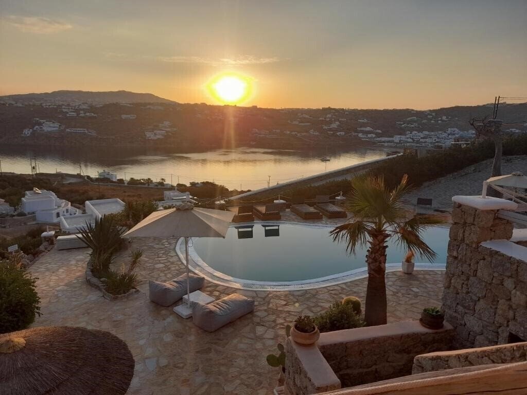 Hotel Navy Blue Suites 4*