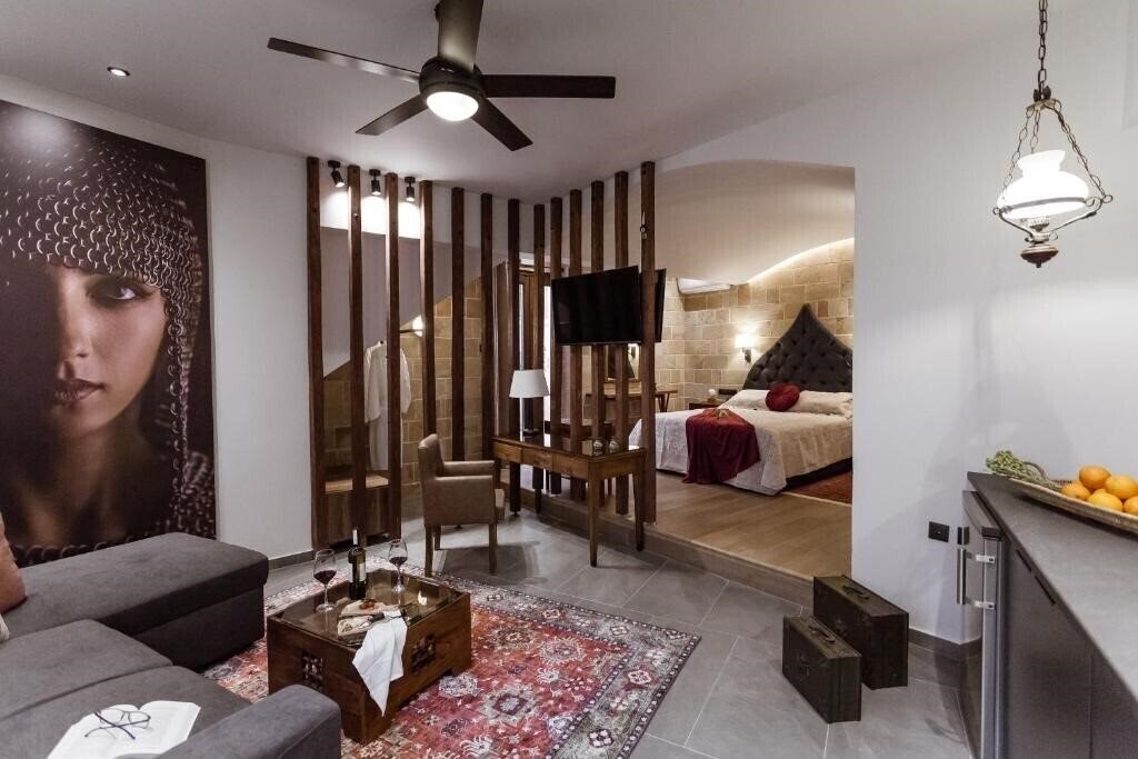 Отель Utopia Luxury Suites 4*