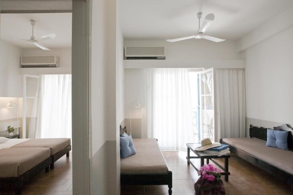 Фото Kamari Beach Hotel 3*