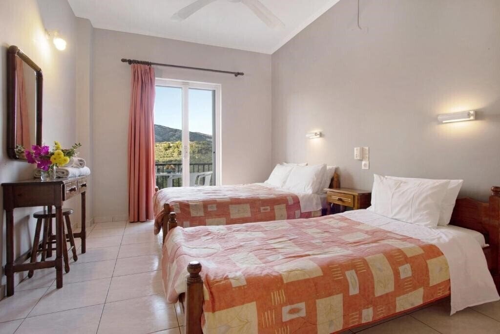 Hotel Dolphins Studios 2*