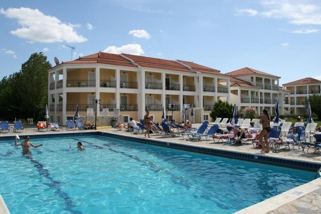 Fotografii Village Inn Studios & Family Apartments 3*