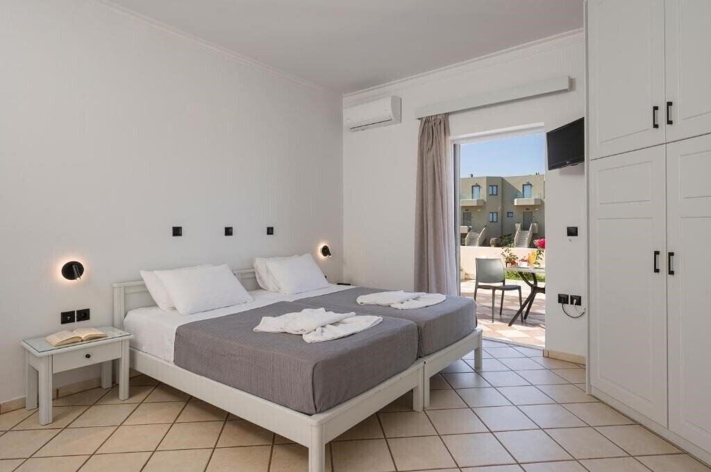 Фото Caretta Beach (Kalamaki) 4*