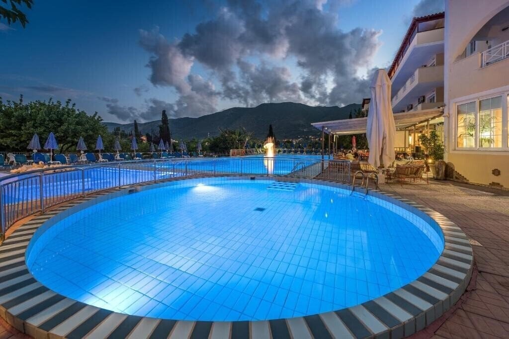 Imaginea Koukounaria Aparthotel & Villa 4*