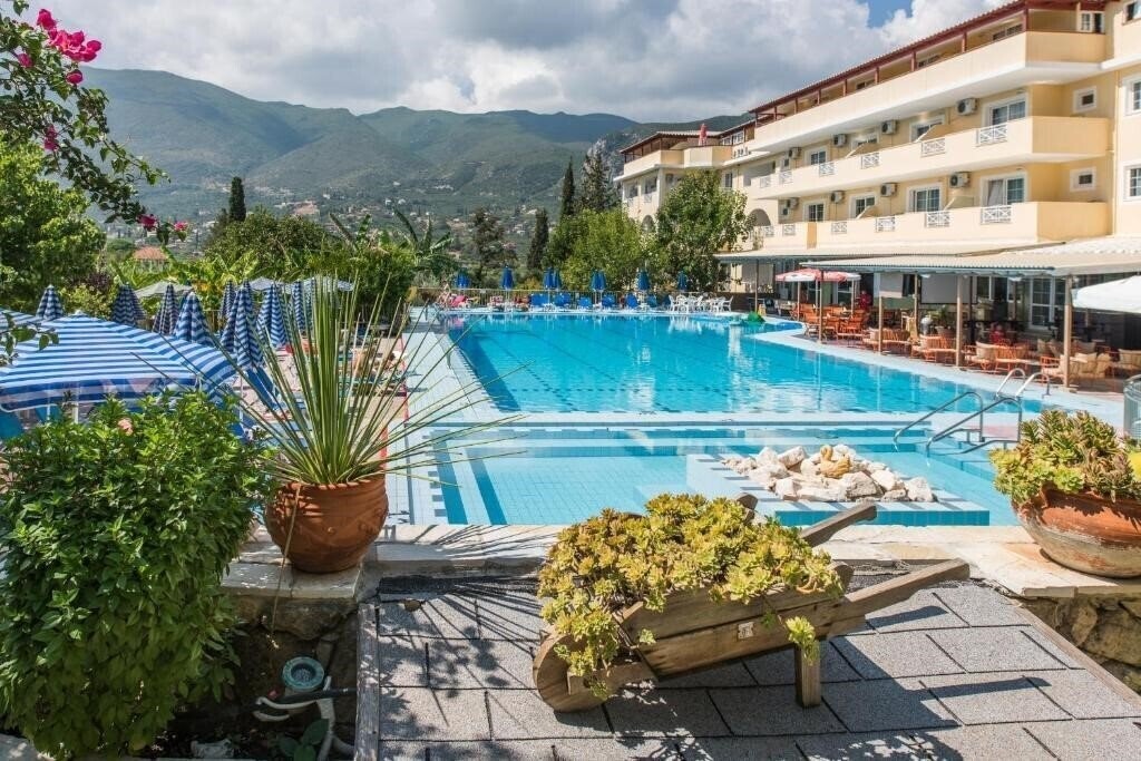Hotel Koukounaria Aparthotel & Villa 4*