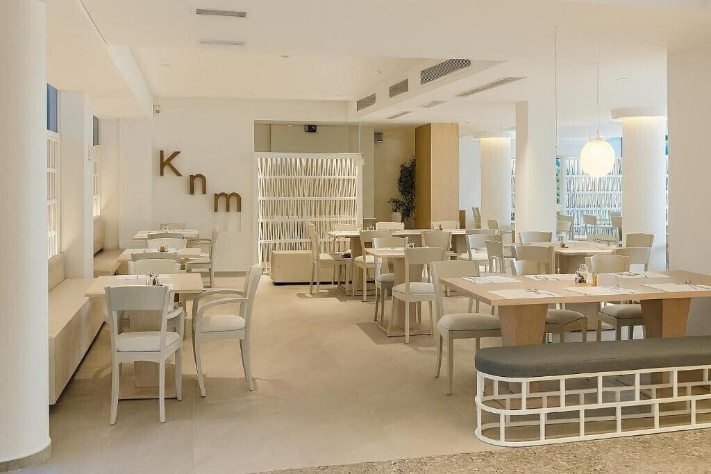 Imaginea Flisvos Royal Hotel & Suites 4*
