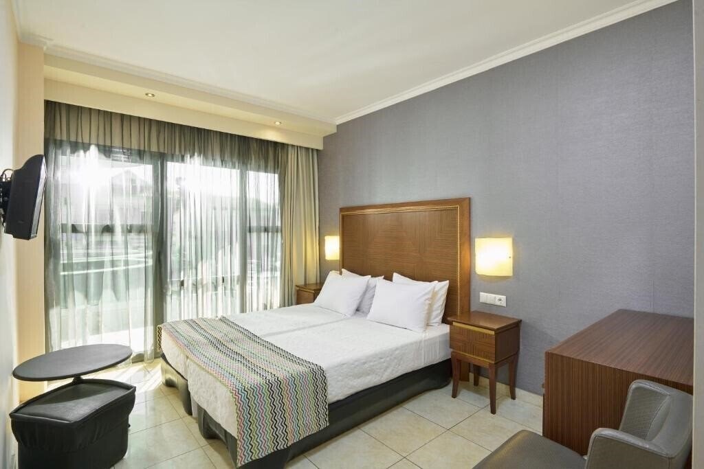 Fotografii Mediterranean Resort 4*
