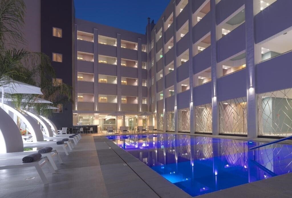 Отель Melrose Hotel 4*