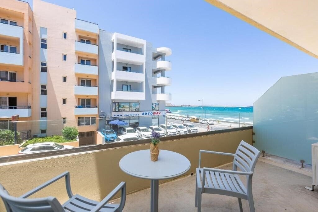 Hotel Meltemi Coast Suites 4*