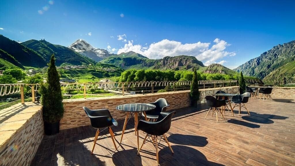 Imaginea Porta Caucasia Kazbegi 4*