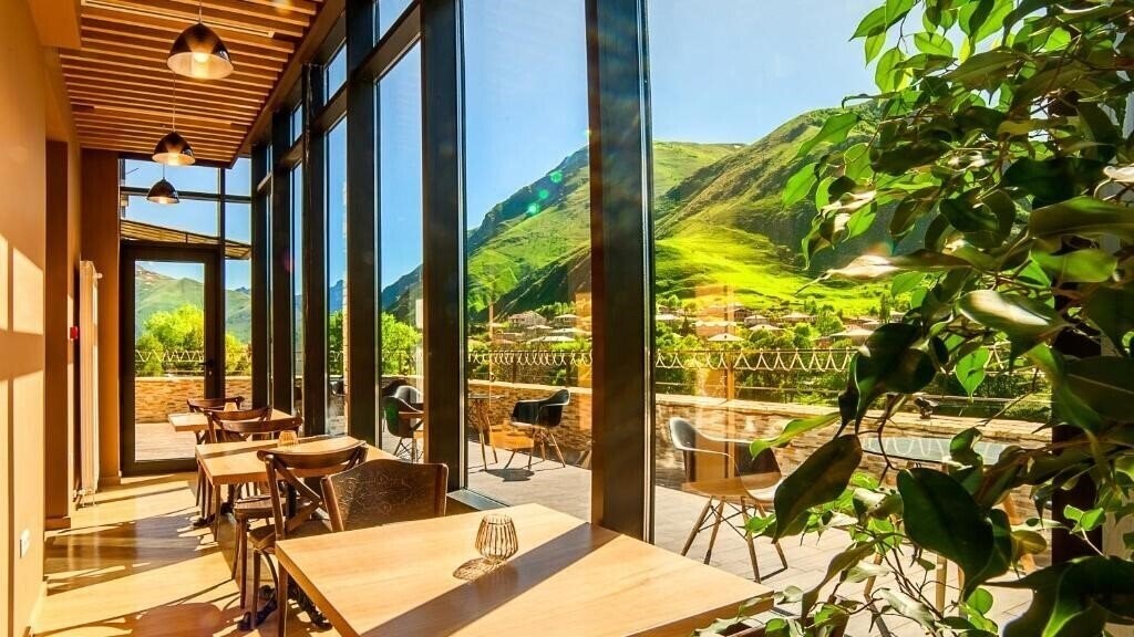 Imaginea Porta Caucasia Kazbegi 4*