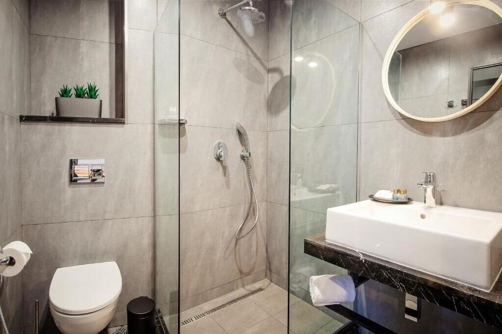 Imaginea Tuta 4*