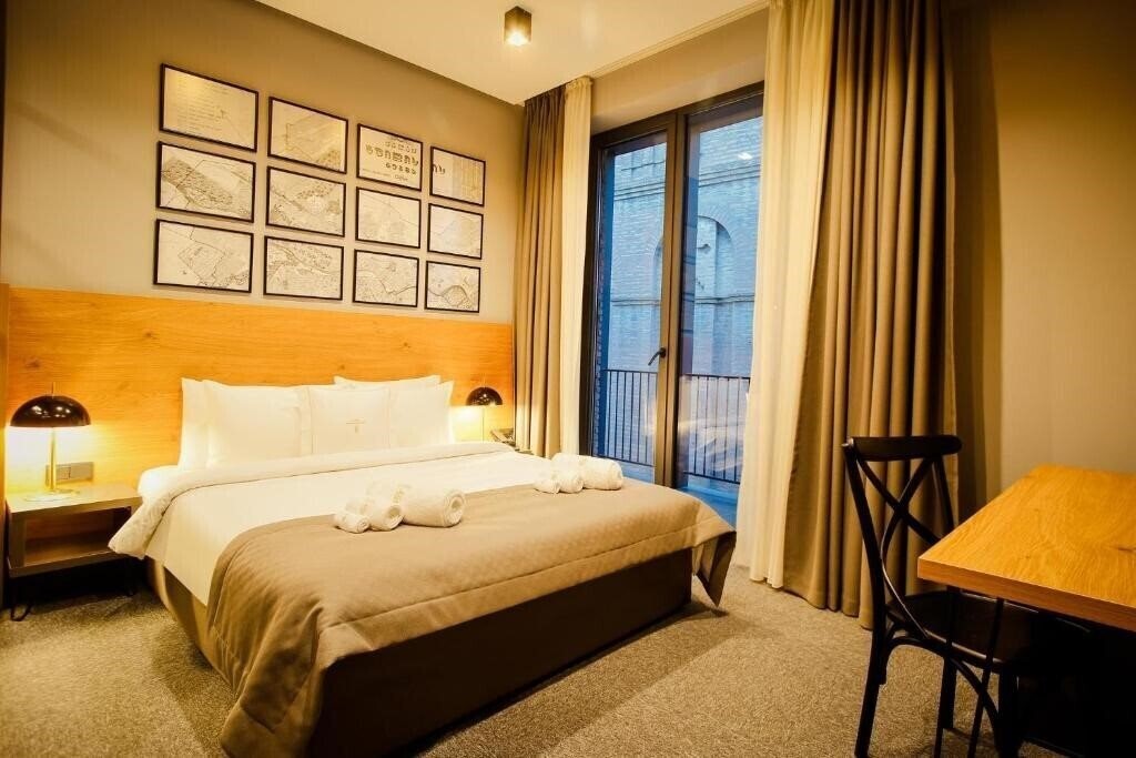 Imaginea Tuta 4*