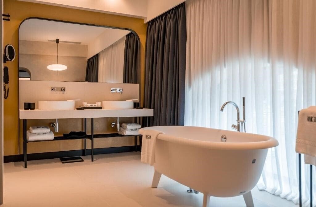 Imaginea Monograph Freedom Square 4*