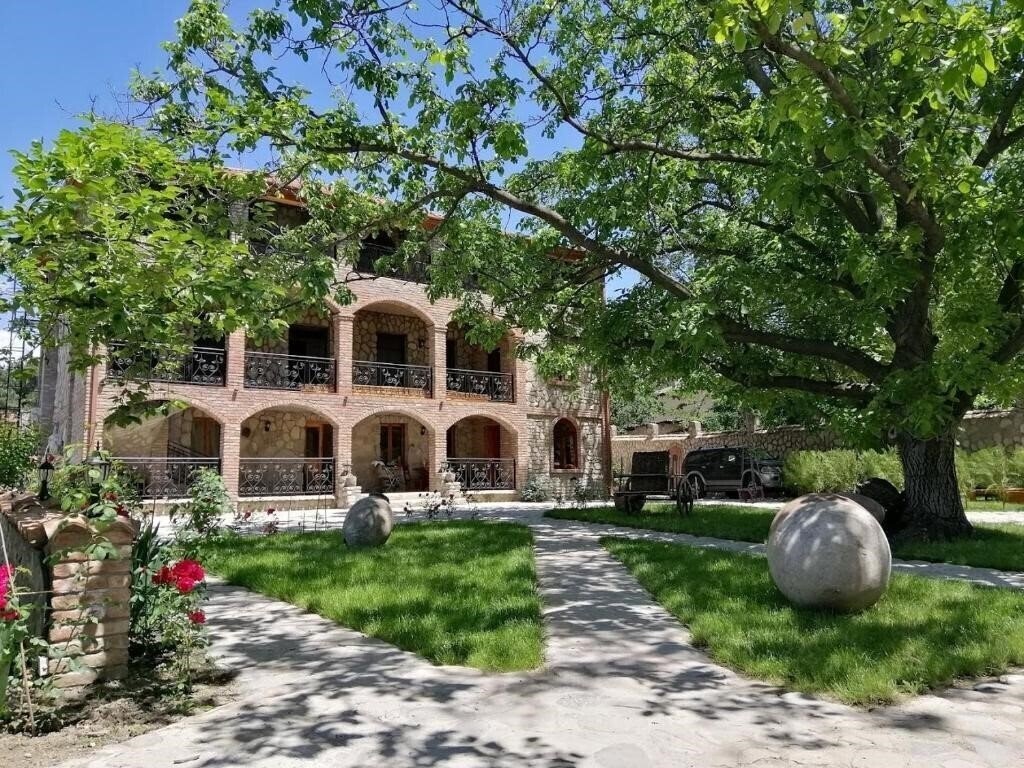 Hotel Chateau Fort De Manavi 4*