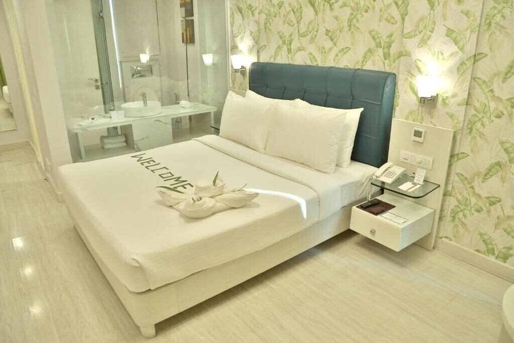 Fotografii Sarovar Portico Naraina 4*