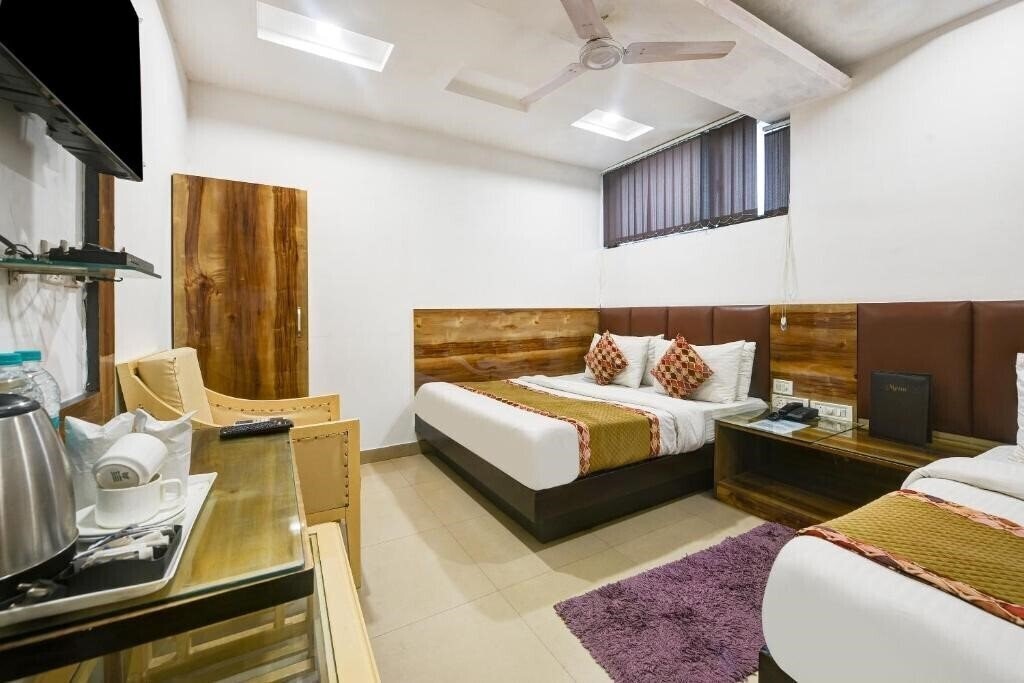 Imaginea Hotel Srivinayak 3*