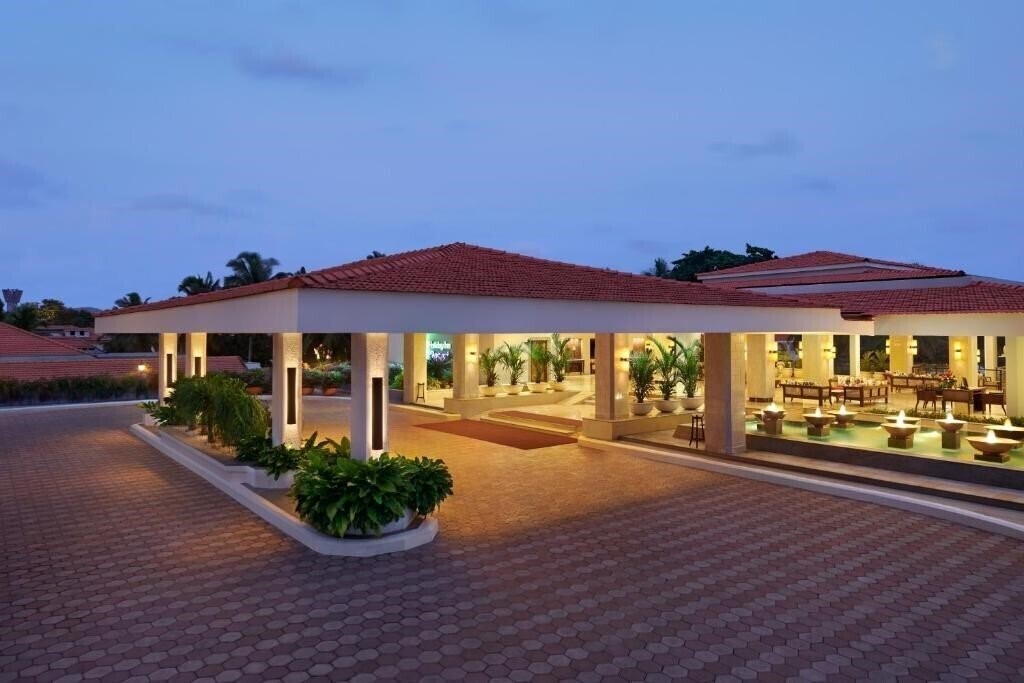 Отель Holiday Inn 5*