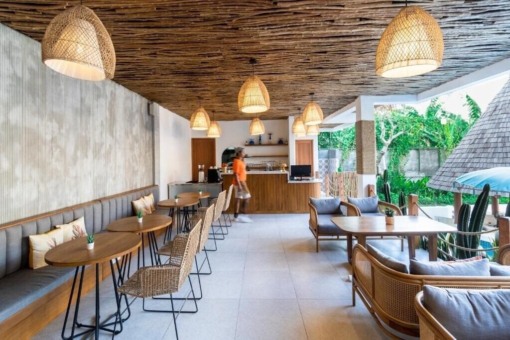 Imaginea Roomates Surf Camp Canggu 5*