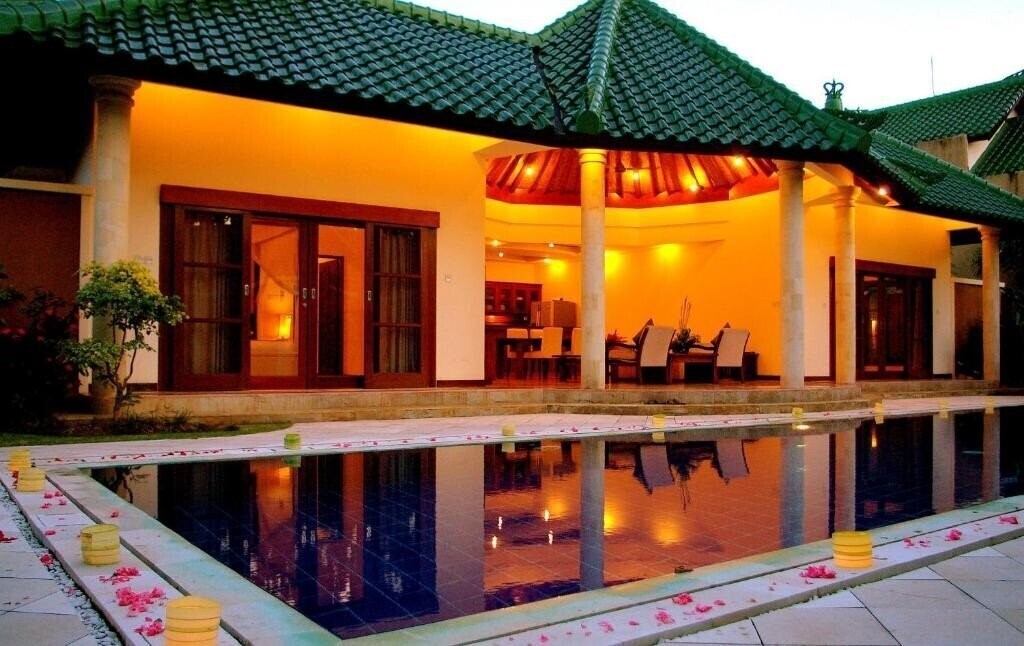 Hotel Emerald Villa 4*