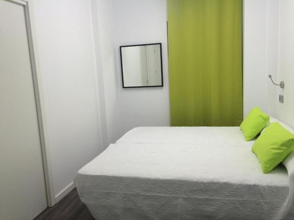Imaginea Chameleon Hostel Alicante 2*