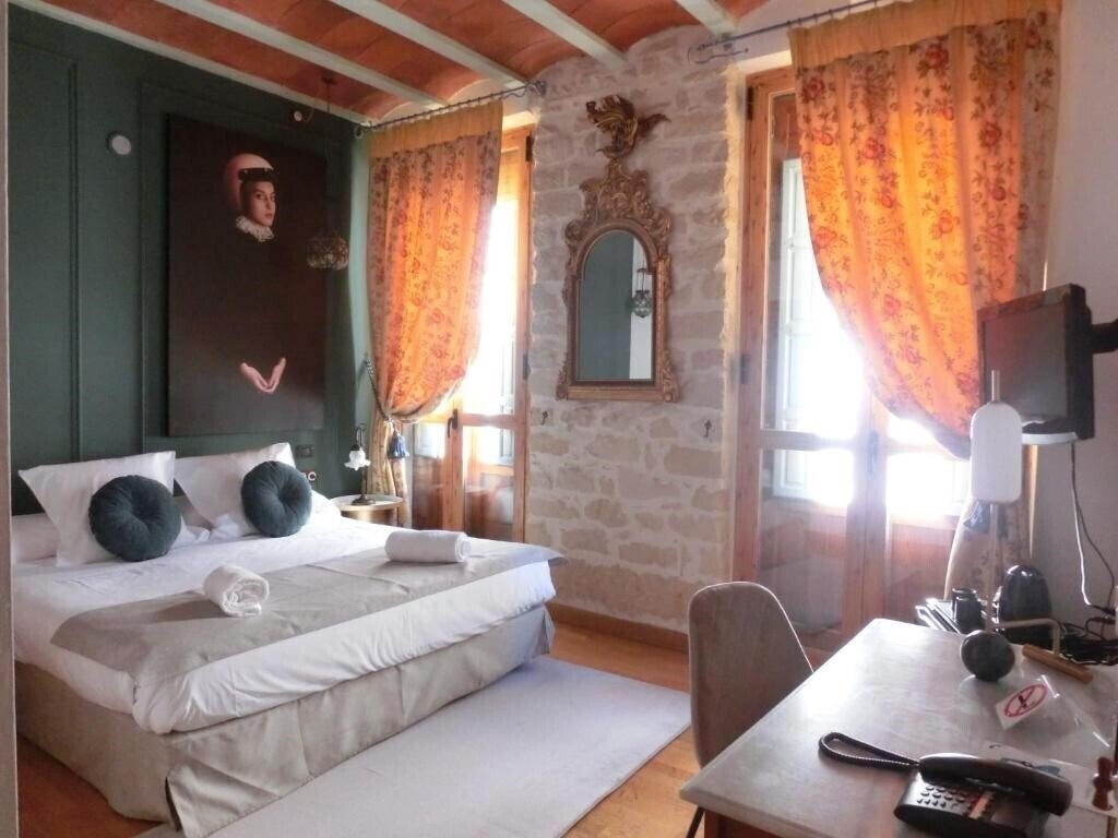 Imaginea Les Monges Palace Boutique (ex. Hostal Les Monges Palace) 3*