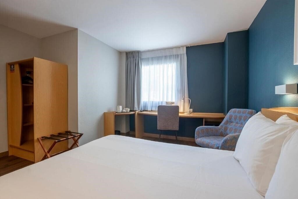 Imaginea Travelodge Alicante Puerto (ex. Campanile Alicante) 3*