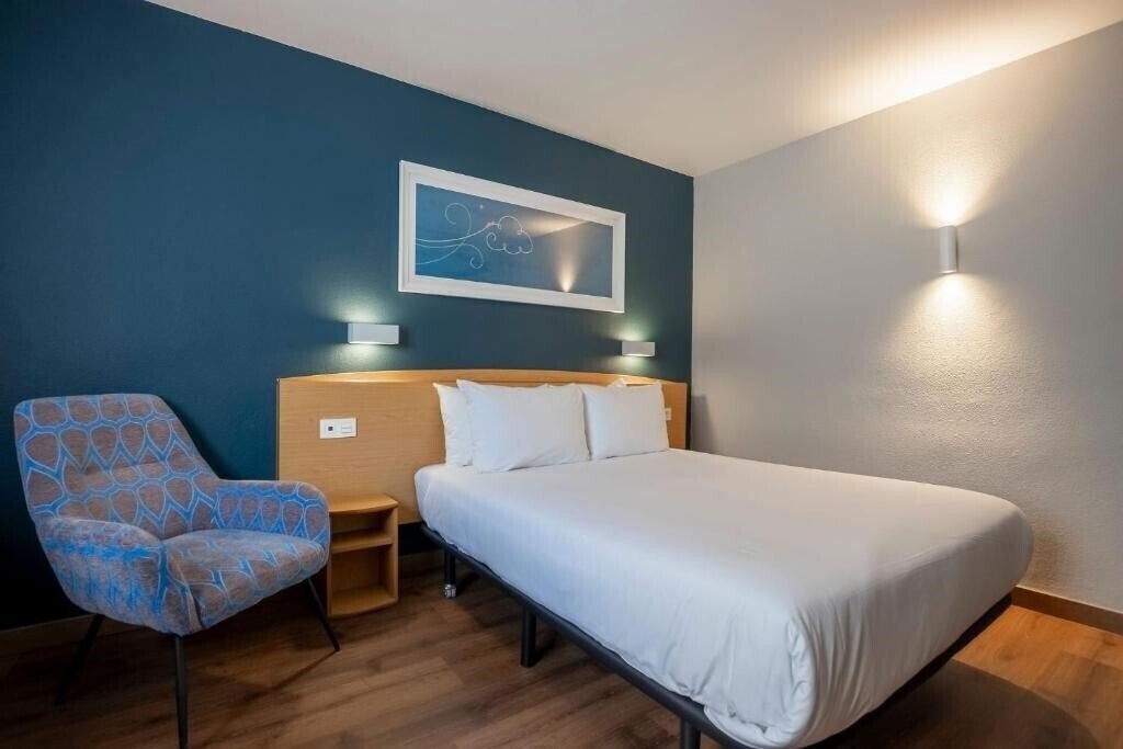 Imaginea Travelodge Alicante Puerto (ex. Campanile Alicante) 3*