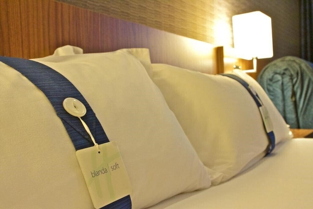 Imaginea Holiday Inn Express Campo de Gibraltar Barrios 3*