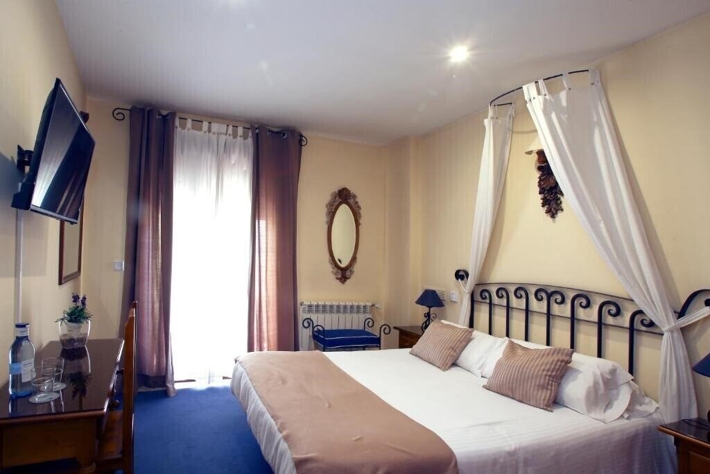 Hotel Arco San Vicente 2*