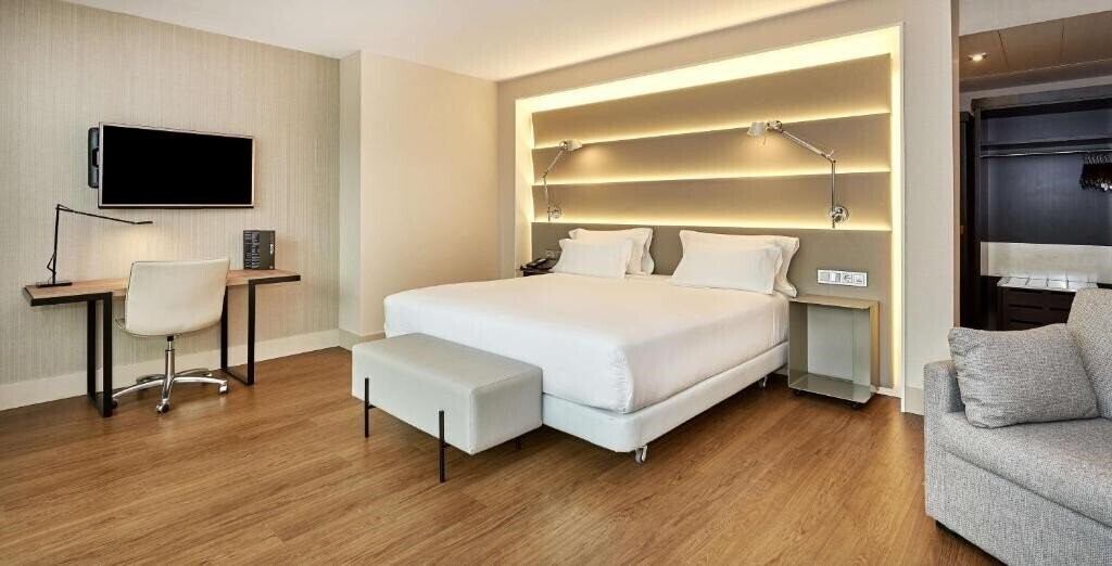 Отель NH Sants Center 3*
