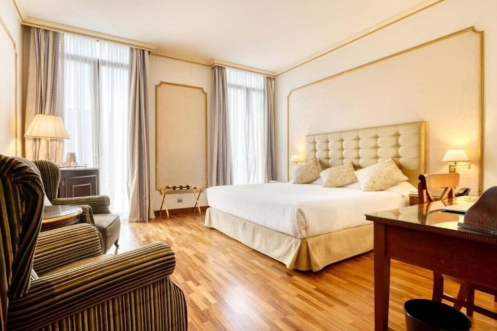 Отель Roger De Lluria 4*