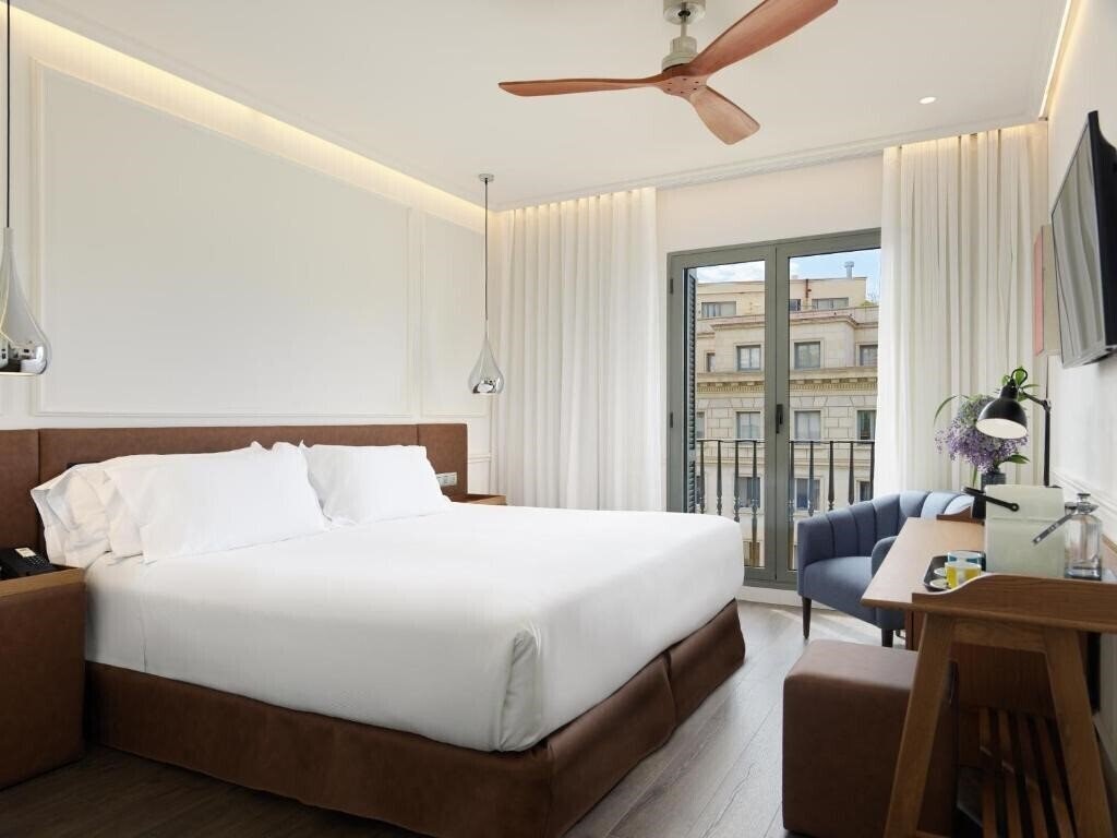 Hotel H10 Universitat 4*