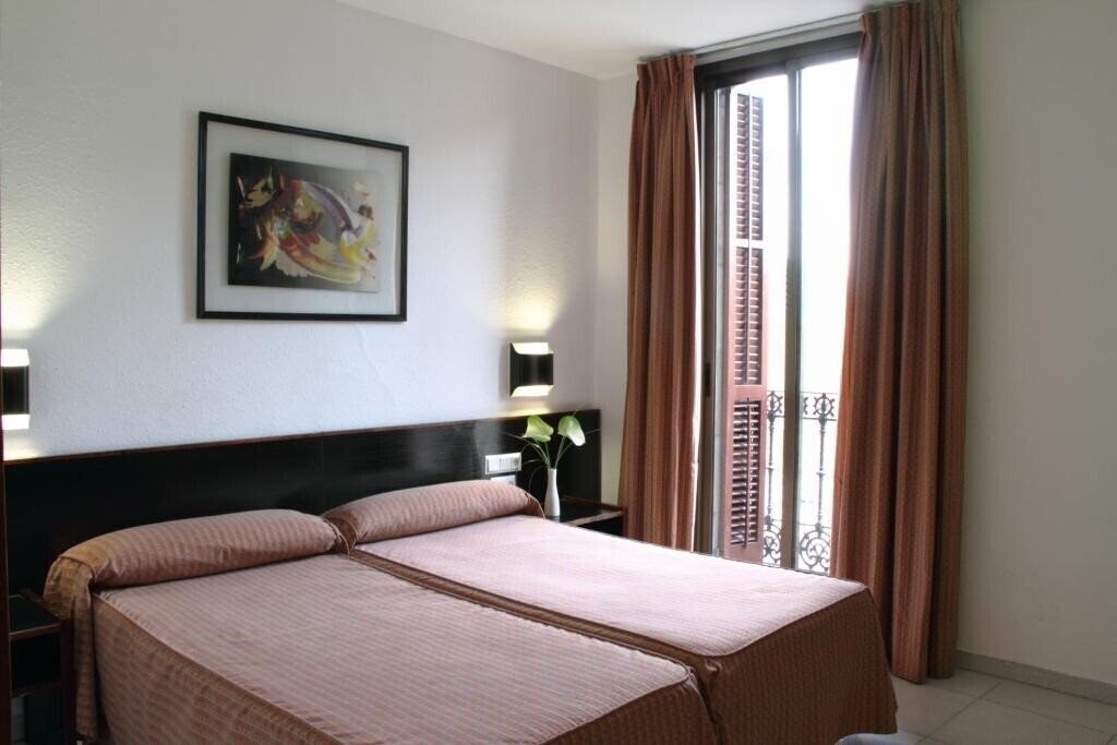 Отель Monegal 2*