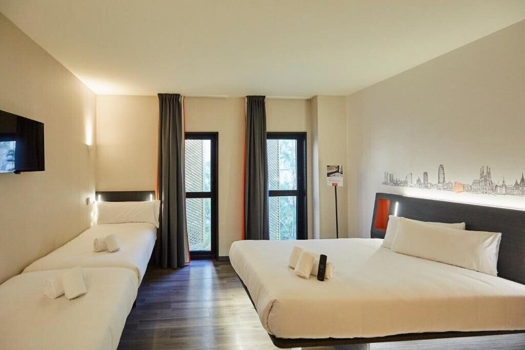 Imaginea Easyhotel Barcelona Fira 1*