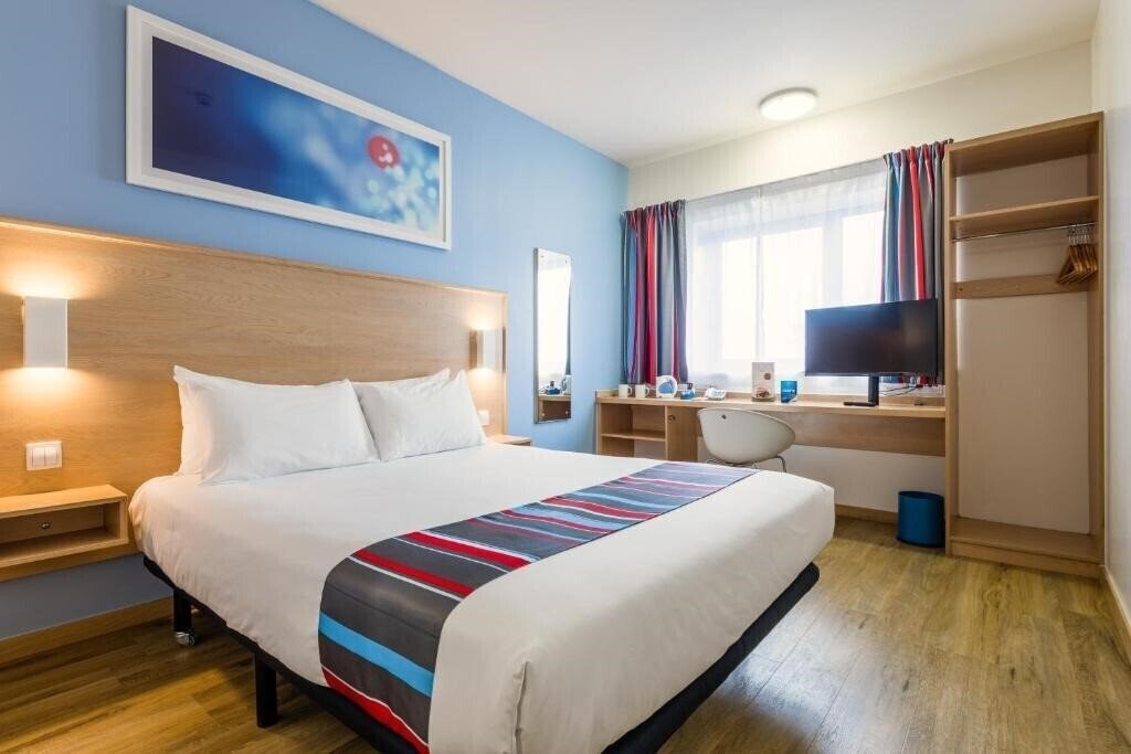 Отель Travelodge Barcelona Fira 3*