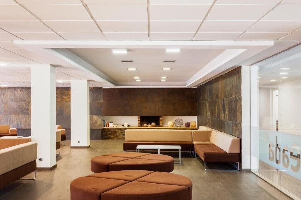 Imaginea Checkin Montserrat 3*