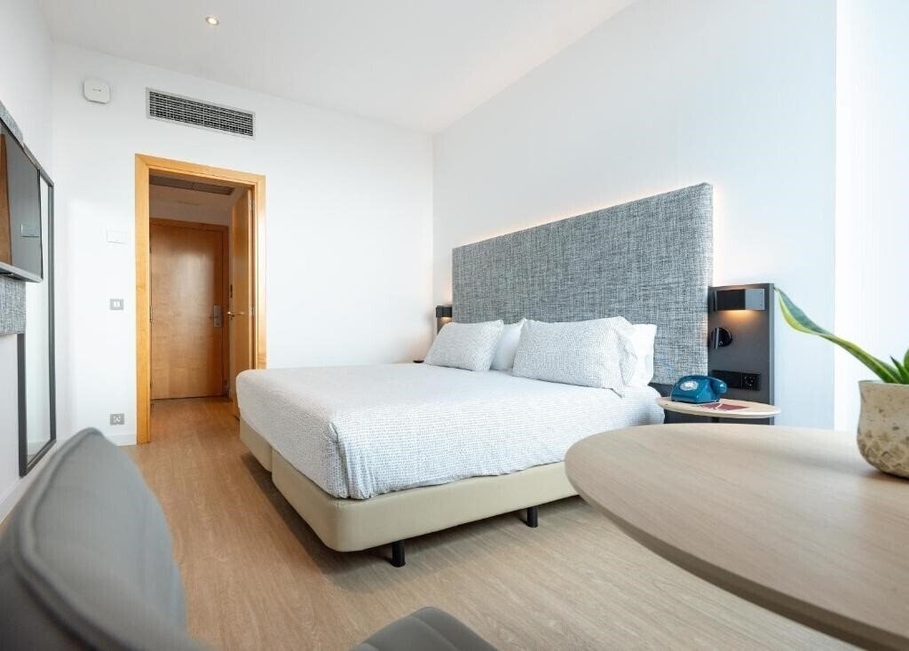 Отель INNSiDE by Melia Barcelona Aeropuerto 4*