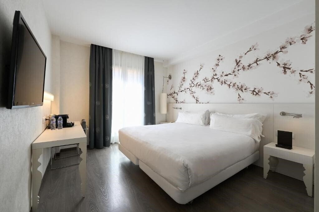 Hotel Hesperia Ramblas 3*