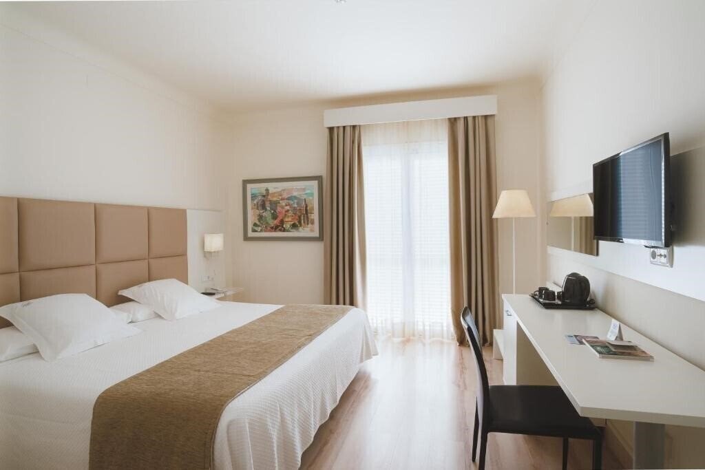 Фото Hotel Pirineos 4*