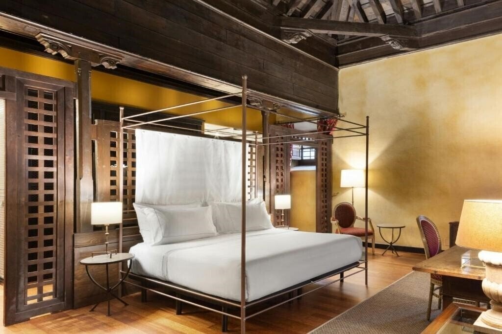 Hotel Ac Palacio De Santa Paula 5*