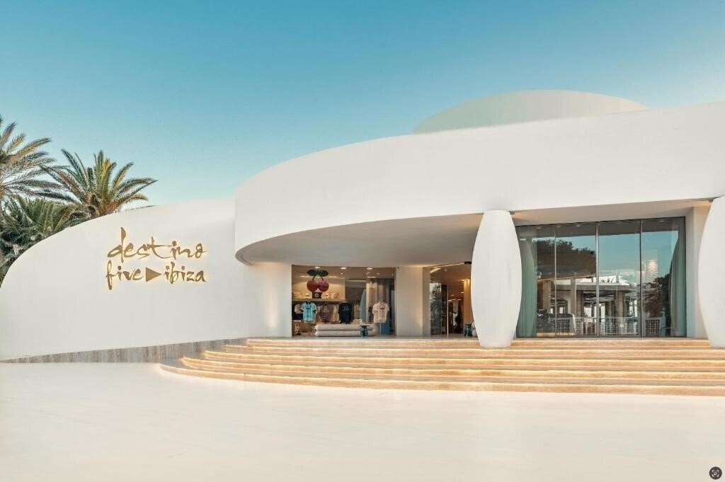 Hotel Destino Pacha Ibiza Resort 4*