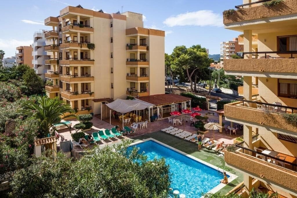Отель Arlanza Apartments 2*