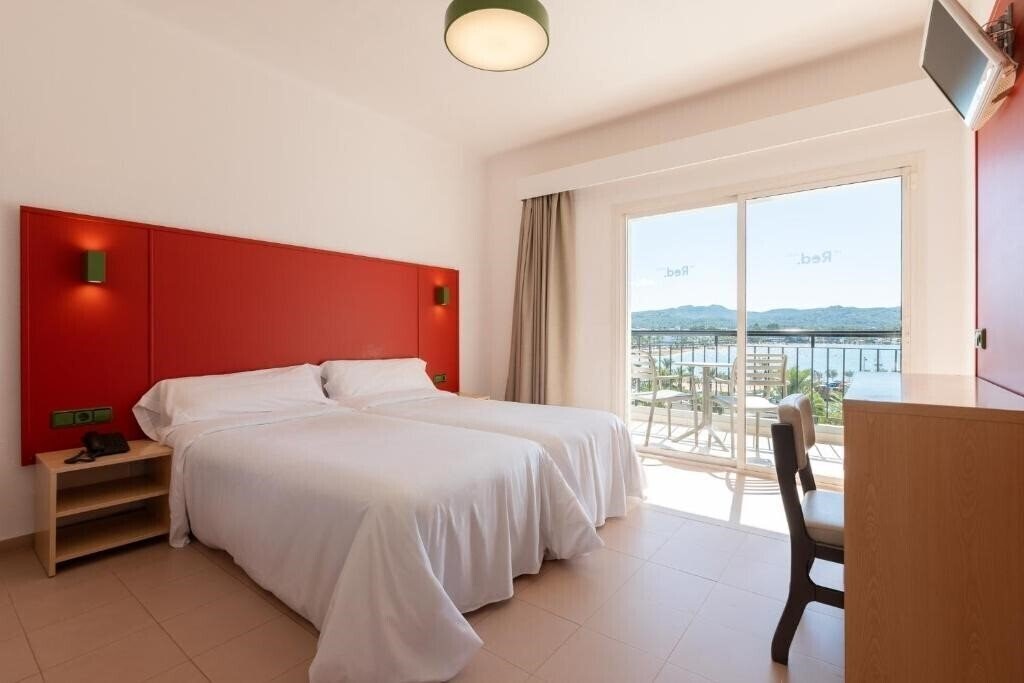Imaginea The Red Hotel By Ibiza Feeling 2*