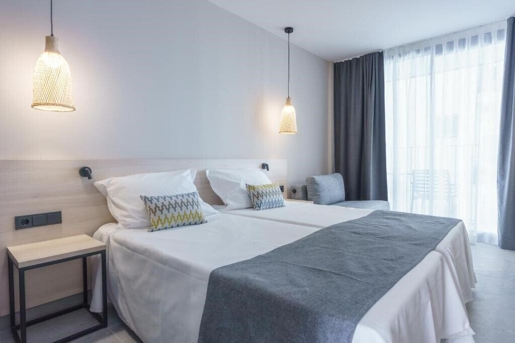 Imaginea Hotel Dwo Les Palmeres 4*