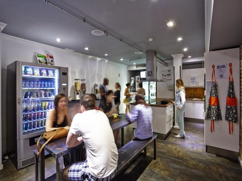 Imaginea Black Swan Hostel 2*