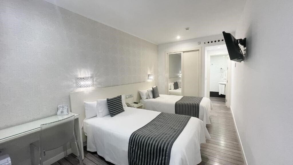 Fotografii La Boutique Puerta Osario 3*