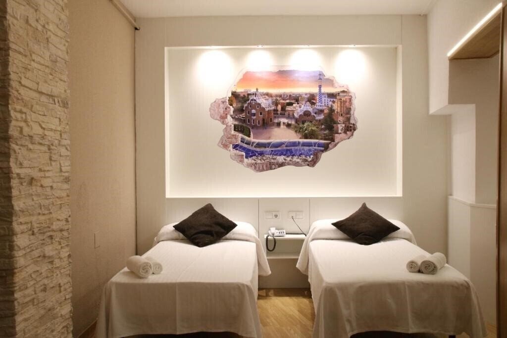 Imaginea Travessera Hotel And Parc Guel 2*