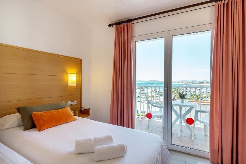 Fotografii Hotel & Diving Les Illes 2*